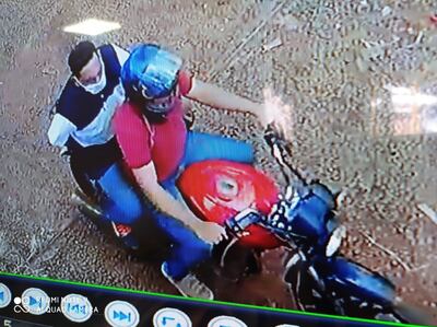 Una cámara de circuito cerrado grabó el momento en que llegaban los asaltantes.