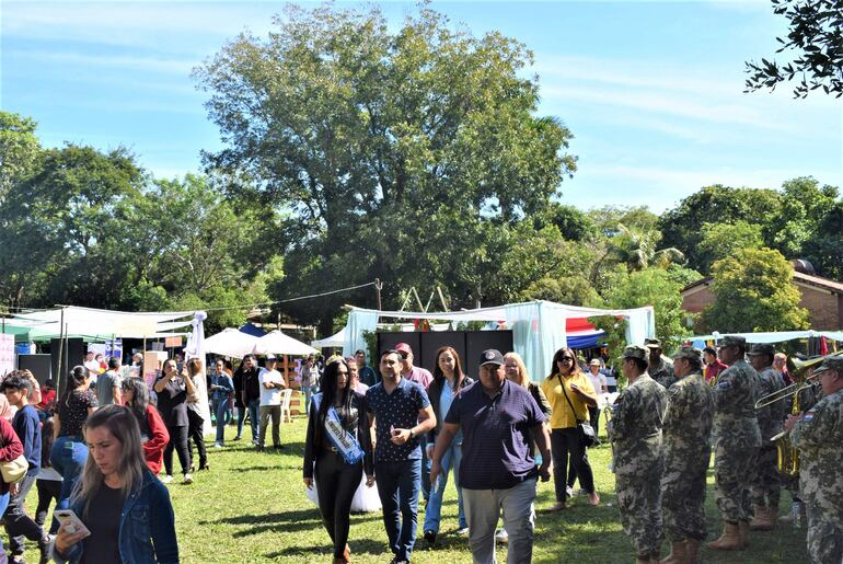 Desde tempranas horas los visitantes llegaron para recorrer y adquirir los productos que se estaban ofertando en los stans.
