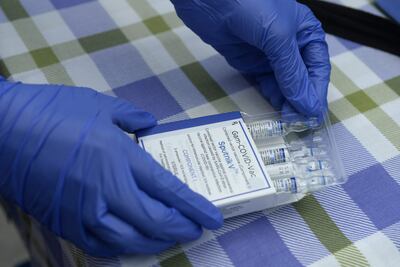 Brasil produce la primera partida de la vacuna rusa Sputnik V. (Photo by Noah SEELAM / AFP)