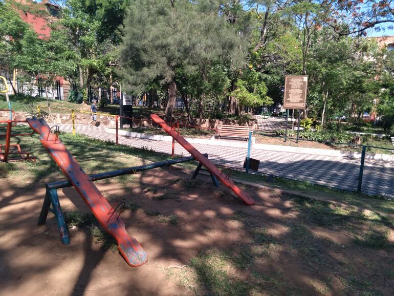Los juegos del lugar están en pésimo estado. 