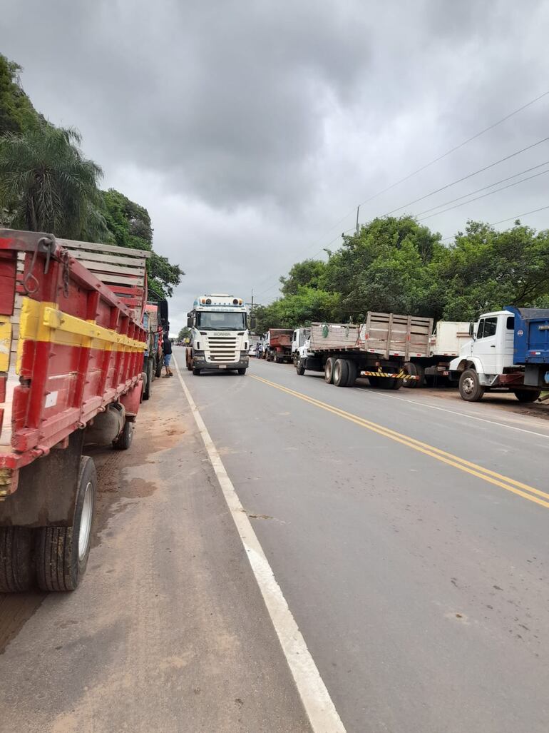 450 camioneros hacen vigilia en la ciudad de Tobati