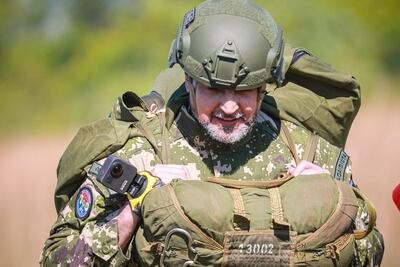 El mandatario Mario Abdo Benítez sonríe tras realizar un salto en paracaídas sobre la Base Aérea Ñu Guasu, en Luque.