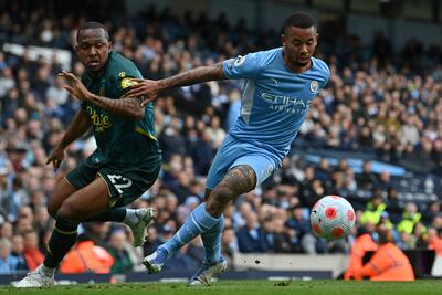 Gabriel Jesús (d) supera la marca de Samir, defensor del Watford, durante el partido que Manchester City ganó ayer 5-1.