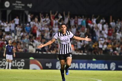 Lorenzo Melgarejo, de Libertad, celebra su tanto ante Guaireña.
