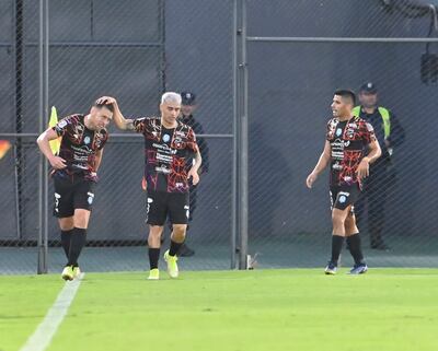 Nildo Viera es congratulado por José Ariel Núñez tras convertir uno de los dos goles de su cosecha personal en la victoria de Guaireña.