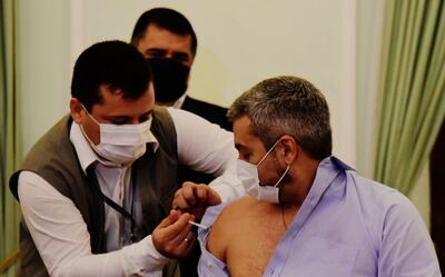 Mario Abdo Benítez, recibiendo la vacuna contra la influenza este lunes 4 de abril en el Palacio de Gobierno.