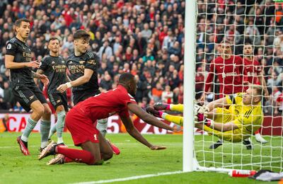 Otra gran tapada de Aaron Ramsdale. Esta vez ante Ibrahima Konaté, quien quiso anotar con el pecho.