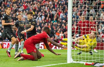 Otra gran tapada de Aaron Ramsdale. Esta vez ante Ibrahima Konaté, quien quiso anotar con el pecho.