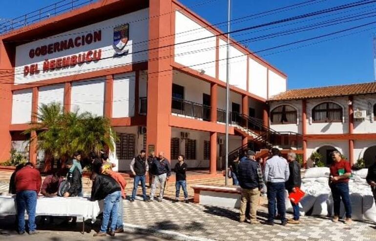 Fachada de la Gobernación de Ñeembucú, en donde 72 candidatos aspiran a ocupar una banca de los 9 que dispone la Junta Departamental.