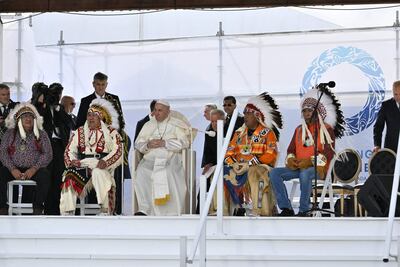 El papa Francisco comparte con indígenas de Canadá durante una ceremonia en el cementerio de Maskacis. (EFE)