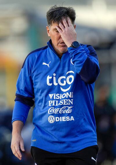 El exentrenador de la selección nacional el argentino Manuel Eduardo Berizzo, así vivió ayer el partido en La Paz, y tras la catastrófica caída por 4-0 ante Bolivia no dio la cara y deja el cargo. AFP