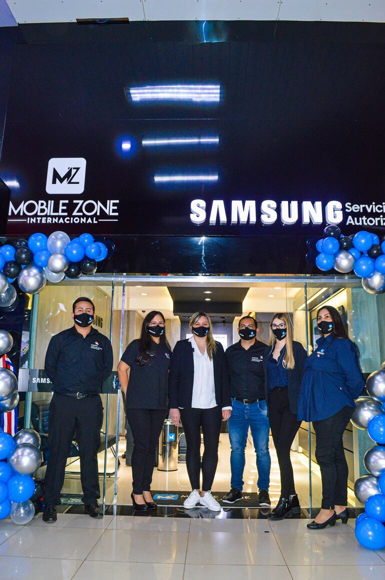Parte del equipo que atiende en el Centro Técnico de Samsung Paraguay, en Ciudad del Este.