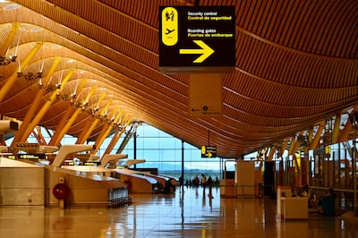 Los pasajeros caminan en la terminal 4 del aeropuerto Adolfo Suárez Madrid-Barajas en Barajas el 16 de mayo de 2020.