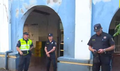 Personal policial en los alrededores de la Basílica de Caacupé.