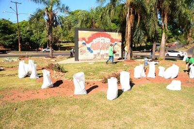 Los trabajos de jardinería en puntos estratégicos de la ciudad se iniciaron ayer.