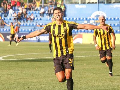Facundo Barceló, delantero de Guaraní, celebra uno de los dos tantos que convirtió contra Resistencia en el Luis Alfonso Giagni por la quinta fecha del torneo Apertura 2023 del fútbol paraguayo.