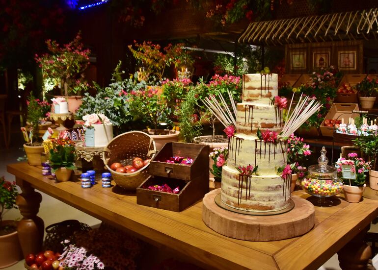 La mesa de dulces y golosinas fue preparada por Sonia Giménez de Ruiz, la mamá de Victoria. La torta preparó Dulce Valentina.