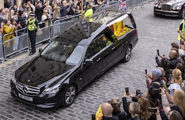 El coche fúnebre que lleva el cuerpo de la difunta reina Isabel II de Gran Bretaña desde Balmoral llega a Edimburgo, Escocia, Gran Bretaña, el 11 de septiembre de 2022. La llegada del coche fúnebre que lleva a la reina Isabel II marca la primera etapa del viaje hacia Londres.