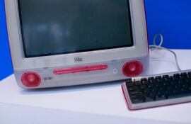 Una Strawberry iMac de propiedad del fundador de Wikipedia, Jimmy Wales, expuesta con antelación a la subasta de la Christie's Luxury Week.