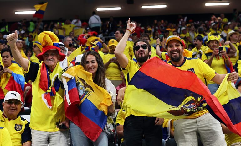 Los aficionados en el estadio Al Bayt de Al Khor de Jor, sede del partido inaugural del Mundial Qatar 2022.