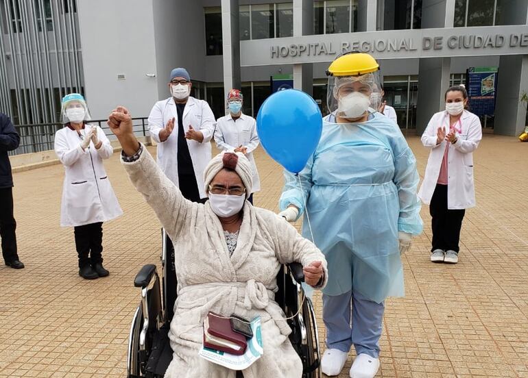 La paciente al igual que los médicos celebran la recuperación tras el exitoso tratamiento con plasma.