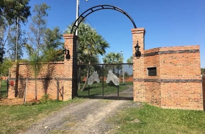 La entrada de la casaquinta que Óscar Ledesma erigió con un sueldo de menos de cuatro millones de guaraníes que tenía en la municipalidad de Villa Hayes.