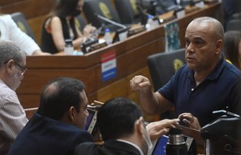 Diputado Basilio “Bachi” Núñez (d), líder de la bancada cartista en Diputados que pretenden dejar sin castigo el falseamiento de DD.JJ.