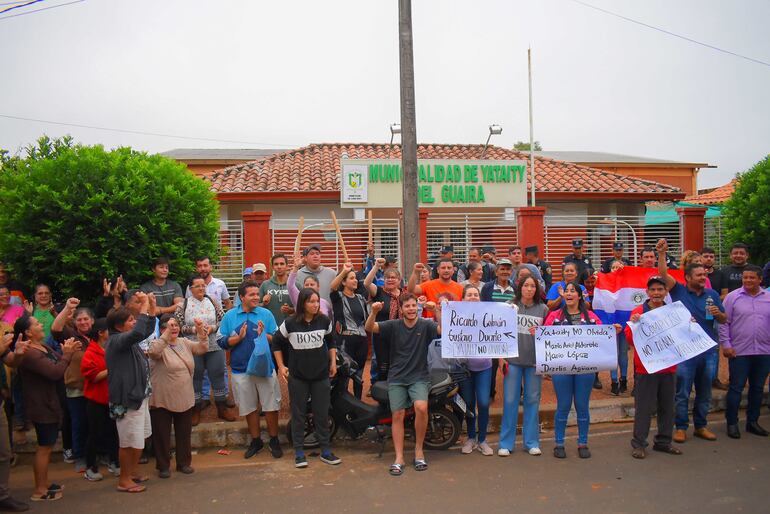 Con carteles y gritos de repudio un grupo de pobladores se manifestaron frente a la Municipalidad.