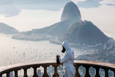 Soldados del ejército brasileño hacen desinfección en el Cristo Redentor hoy para reapertura del punto turístico que acontecerá el próximo sábado, en la ciudad de Rio de Janeiro (Brasil). El Cristo del Corcovado, la más icónica imagen de Brasil en el mundo, abrirá de nuevo sus puertas al público este sábado, así como el cerro de Pan de Azúcar, el acuario y la rueda gigante, otras de las principales atracciones turísticas de Río de Janeiro, tras cinco meses de inactividad por la COVID-19.