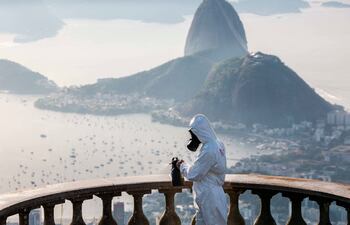Soldados del ejército brasileño hacen desinfección en el Cristo Redentor hoy para reapertura del punto turístico que acontecerá el próximo sábado, en la ciudad de Rio de Janeiro (Brasil). El Cristo del Corcovado, la más icónica imagen de Brasil en el mundo, abrirá de nuevo sus puertas al público este sábado, así como el cerro de Pan de Azúcar, el acuario y la rueda gigante, otras de las principales atracciones turísticas de Río de Janeiro, tras cinco meses de inactividad por la COVID-19.