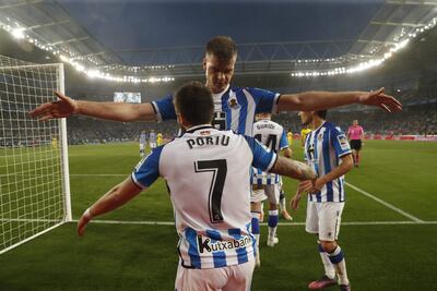 Los jugadores de la Real Sociedad, Cristian Portugués "Portu" (i) y el noruego Alexander Sorloth, celebran el tercer gol del equipo donostiarra durante el encuentro correspondiente a la jornada 36 de Primera División que han disputado hoy jueves frente al Cádiz en el Reale Arena, en San Sebastián.