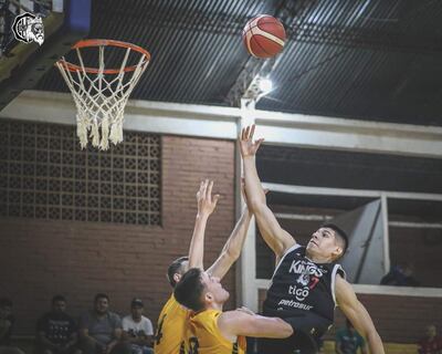 El olimpista Rodney Mercado se eleva para dejar flotando el balón y anotar frente a los Colonias Gold.