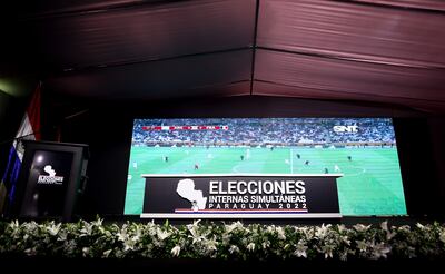 Una pantalla proyecta la transmisión del partido final del Mundial de la FIFA Qatar entre Francia y Argentina hoy, en la sede del Tribunal Superior de Justicia Electoral en Asunción (Paraguay).