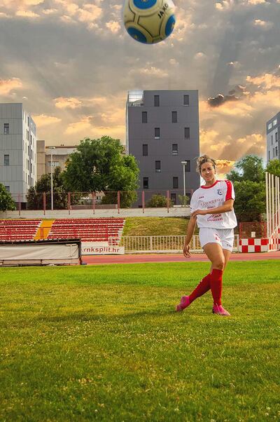 La jugadora paraguaya Jéssica Antonella Santacruz Cáceres (30 años) y la medalla de campeona.
