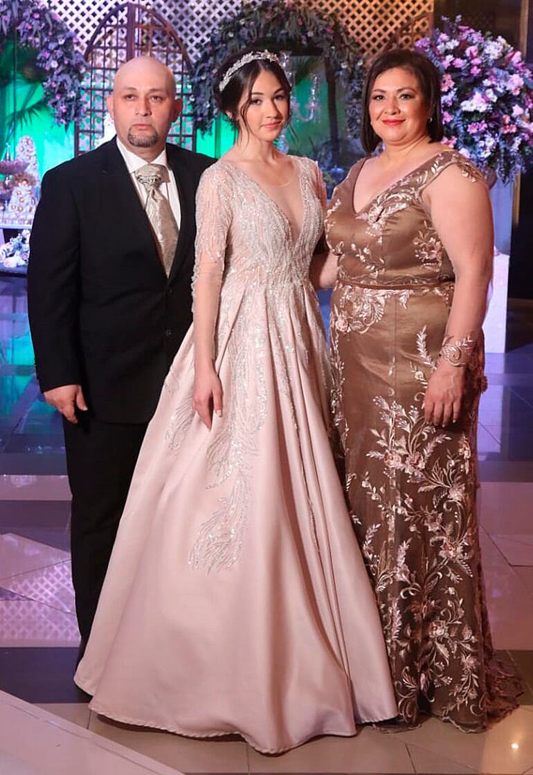 María Julia con sus padres.