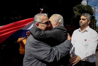 Francisco Pecci (c), padre del asesinado fiscal Marcelo Pecci, abraza a un dirigente del Club Guaraní en Asunción (Paraguay). Marcelo Pecci, el fiscal asesinado en Colombia y a quien este domingo despiden los paraguayos, se erigió públicamente en implacable contra el delito, pero para sus allegados era el hombre de buen humor, apasionado por el fútbol y la aviación. Asimismo, dirigentes, futbolistas y fanáticos del Club Guarani le rinden un homenaje al fiscal Pecci en la sede del club.