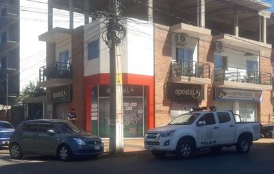 Local de la cadena Apostala en la que entraron dos ladrones, en Luque.