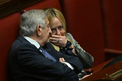 La coalición de derechas que ganó las elecciones en Italia se esfuerza por superar el desencuentro entre su líder, Giorgia Meloni, y al fundador de la alianza, Silvio Berlusconi, quienes podrían reunirse en los próximos días para escenificar su reconciliación y acudir unidos ante el jefe del Estado para recibir el encargo de formar Gobierno.