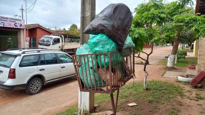 La mayoría de los barrios de San Antonio está llena de basura. La foto corresponde al barrio Cándida Achucarro.