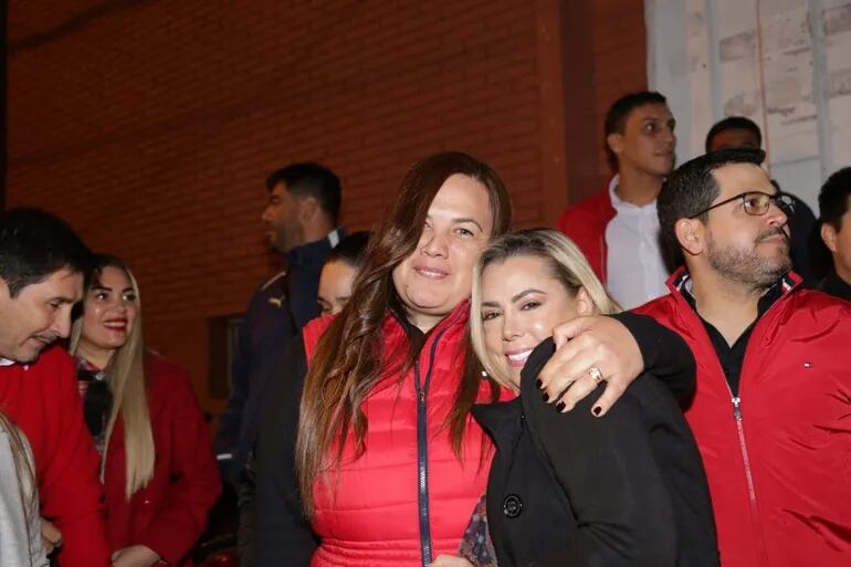 Olivia Vega Vera, abrazada Lizarella Valiente, candidata a senadora y esposa del intendente a Óscar Rodríguez.