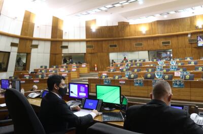 El diputado colorado Raúl Latorre presidió la sesión de la Comisión Permanente en la que hubo un amplio debate sobre la ley que permitirá al MSPyBS apurar la compra de vacunas.