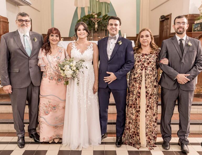 La pareja y sus padrinos.