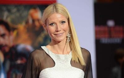 La actriz estadounidense Gwyneth Paltrow presenta su línea de vestidos, teniendo a su hija y su madre como modelos de la firma.