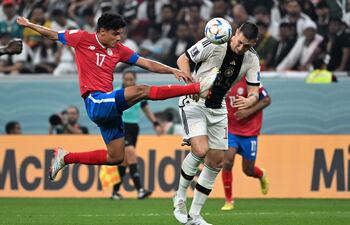 Yeltsin Tejeda, de Costa Rica, remata el balón ante la presencia del defensor alemán Niklas Süler.