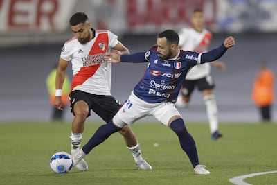 Paulo Díaz (i) de River disputa el balón con Moisés de Fortaleza hoy, en un partido de la Copa Libertadores entre River Plate y Fortaleza en el estadio Monumental en Buenos Aires (Argentina).
