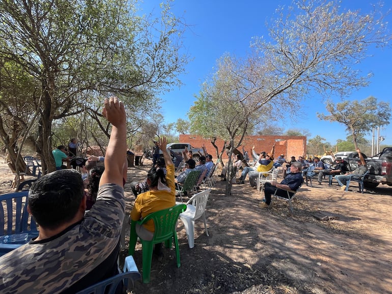 Asamblea paralela a la protesta realizada el sábado último en donde los integrantes de la Comisión Tapé Pukú eligieron nuevos integrantes.
