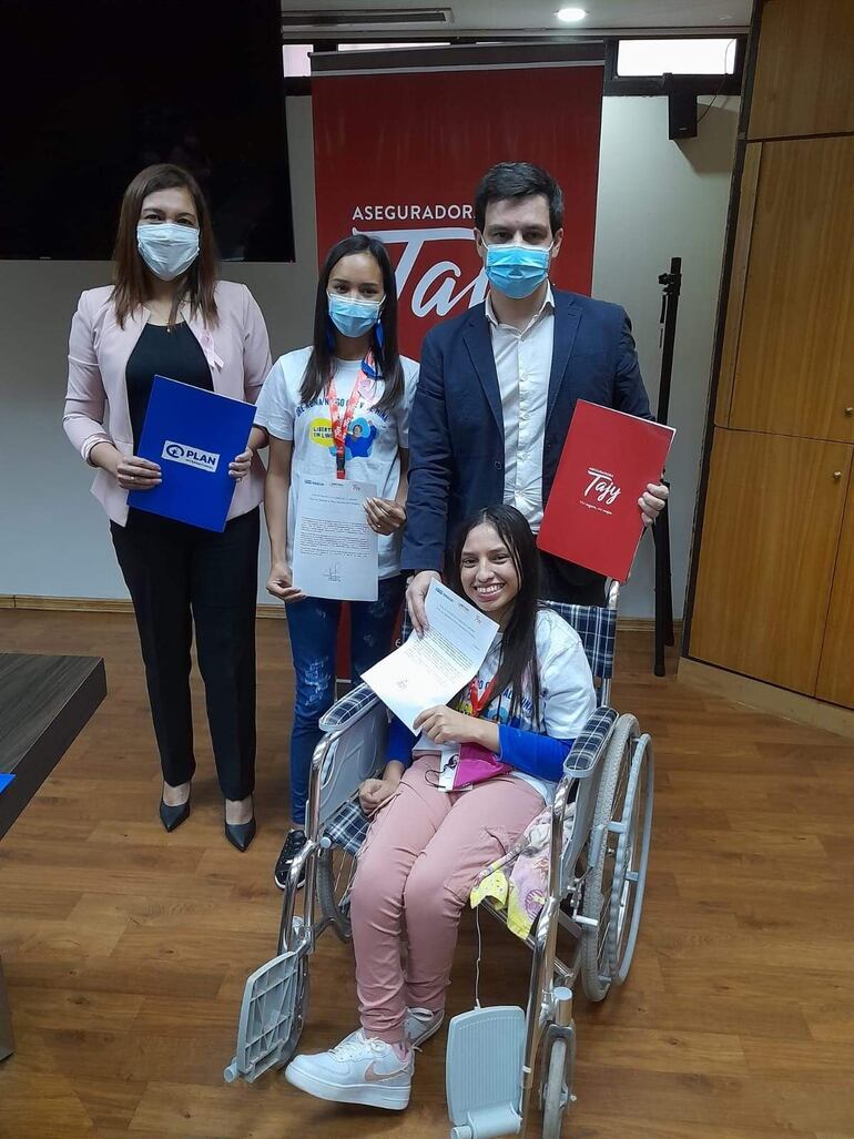 Día de la Niña en la Aseguradora Tajy junto a Matilde Bordón presentes de la aseguradora y las niñas Erica y Bianca María.