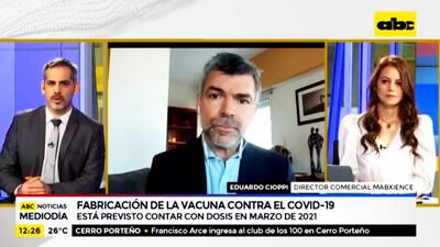 El  director comercial de Mabxience, Eduardo Cioppi (c)  durante la entrevista con los periodistas Roberto Coronel (i) y Sara Moreno.