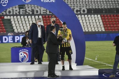 Javier Báez recibiendo la copa de subcampeón