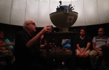 El profesor Blas Servín en su antiguo planetario. El festival internacional de ciencia le rinde homenaje. (Foto gentileza de Ciencia del Sur)